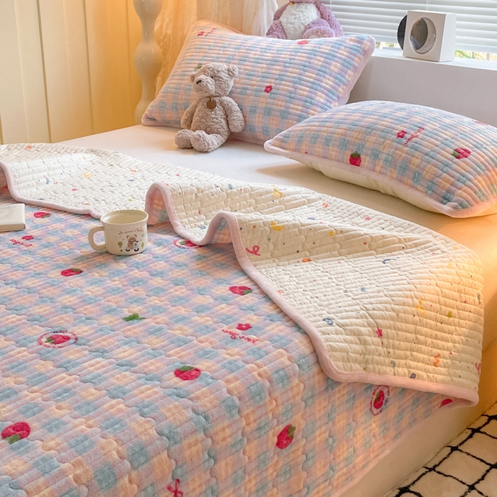 91家纺网 家纺一手货源 找家纺 云玲时尚 2025新款高克重牛奶绒印花夹棉床盖 小草莓