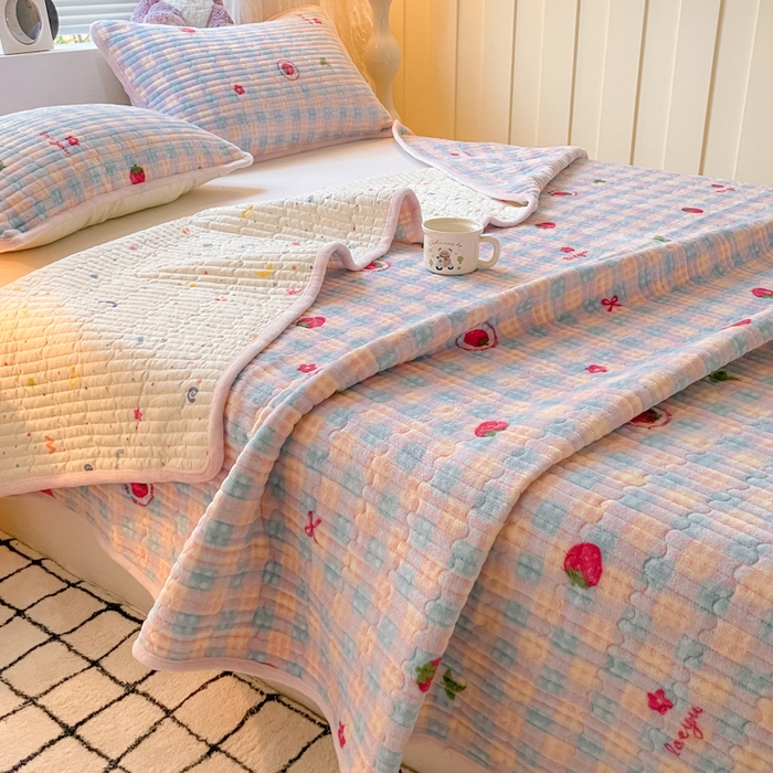 91家纺网 家纺一手货源 找家纺 云玲时尚 2025新款高克重牛奶绒印花夹棉床盖 小草莓