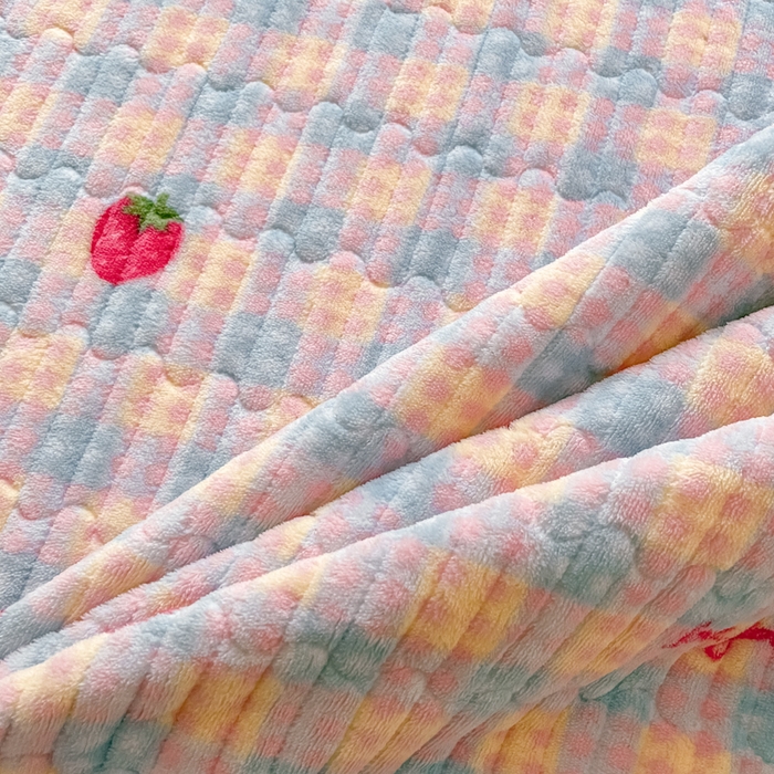 91家纺网 家纺一手货源 找家纺 云玲时尚 2025新款高克重牛奶绒印花夹棉床盖 小草莓