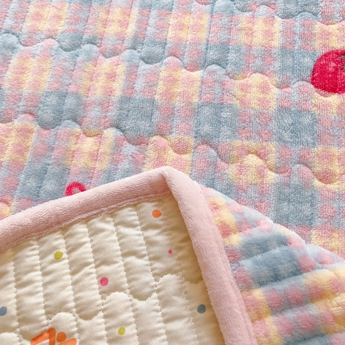 91家纺网 家纺一手货源 找家纺 云玲时尚 2025新款高克重牛奶绒印花夹棉床盖 小草莓