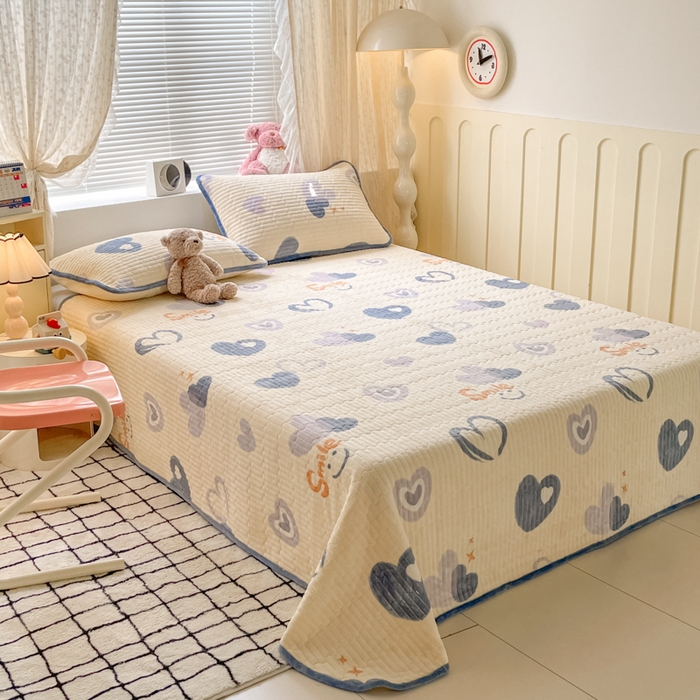 91家纺网 家纺一手货源 找家纺 云玲时尚 2025新款高克重牛奶绒印花夹棉床盖 心相印