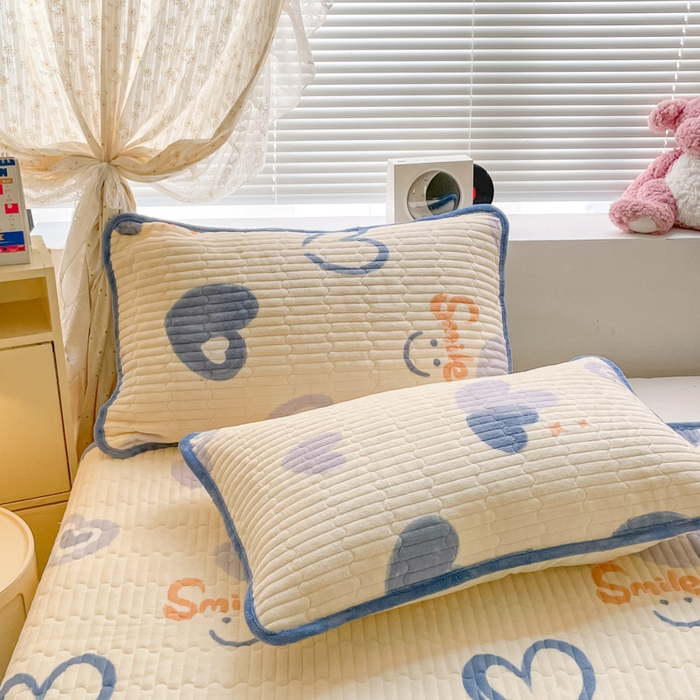 91家纺网 家纺一手货源 找家纺 云玲时尚 2025新款高克重牛奶绒印花夹棉床盖 心相印