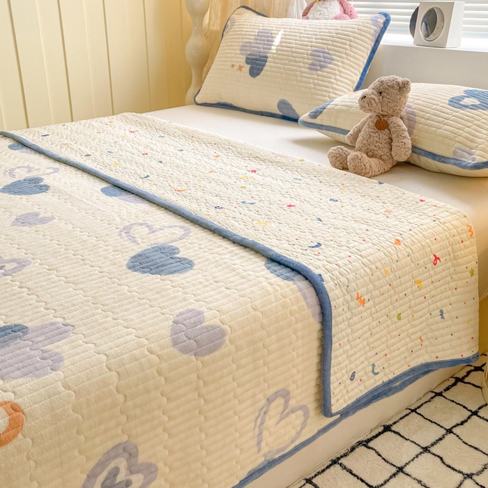 91家纺网 家纺一手货源 找家纺 云玲时尚 2025新款高克重牛奶绒印花夹棉床盖 心相印