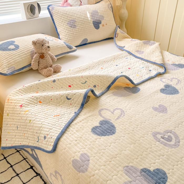 91家纺网 家纺一手货源 找家纺 云玲时尚 2025新款高克重牛奶绒印花夹棉床盖 心相印