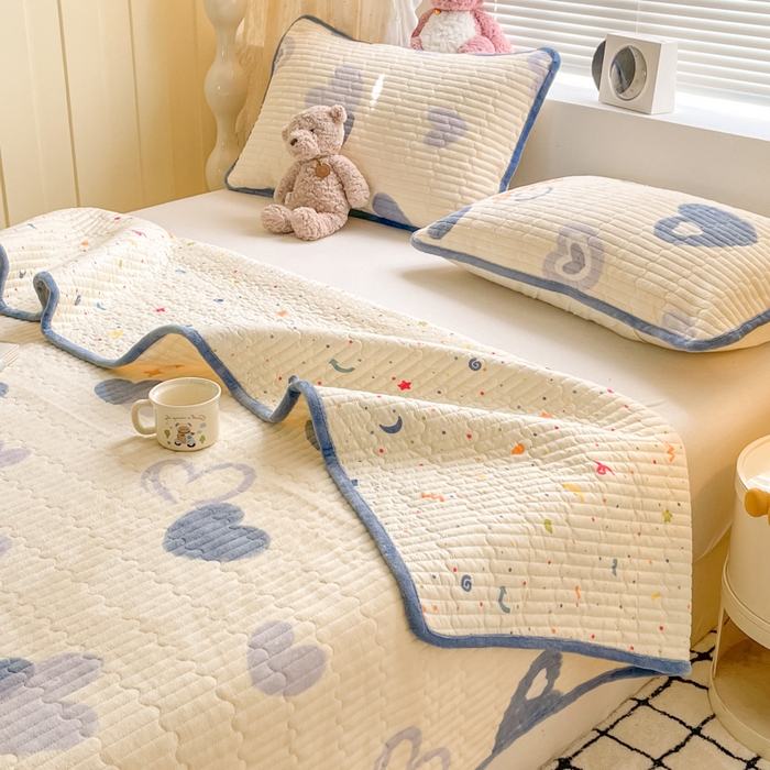 91家纺网 家纺一手货源 找家纺 云玲时尚 2025新款高克重牛奶绒印花夹棉床盖 心相印