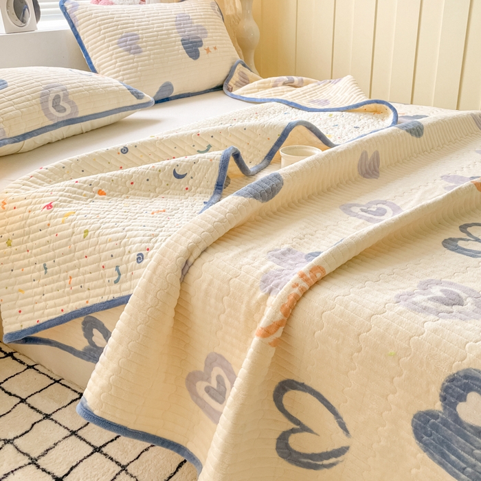 91家纺网 家纺一手货源 找家纺 云玲时尚 2025新款高克重牛奶绒印花夹棉床盖 心相印