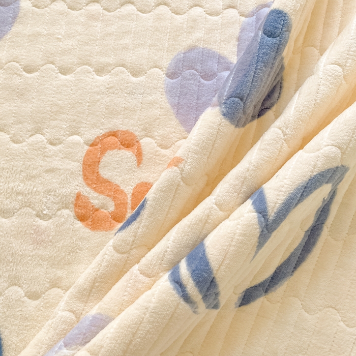 91家纺网 家纺一手货源 找家纺 云玲时尚 2025新款高克重牛奶绒印花夹棉床盖 心相印