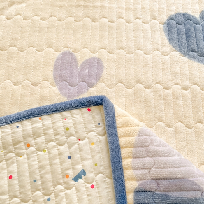 91家纺网 家纺一手货源 找家纺 云玲时尚 2025新款高克重牛奶绒印花夹棉床盖 心相印