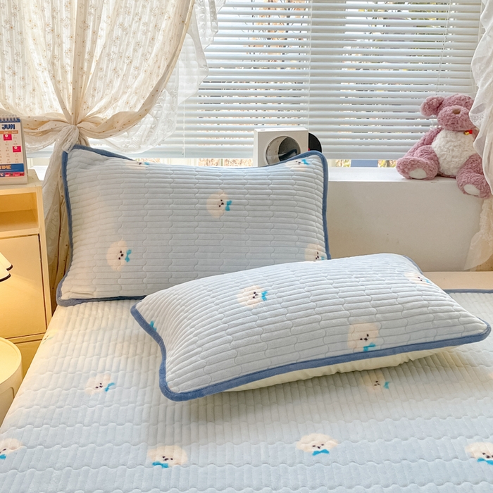 91家纺网 家纺一手货源 找家纺 云玲时尚 2025新款高克重牛奶绒印花夹棉床盖 星愿小狗