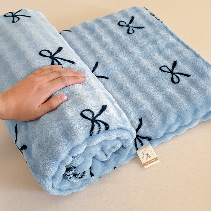 91家纺网 家纺一手货源 找家纺 绣女坊 2025新款A类高克重牛奶绒泡泡绒印花床单单件冬季保暖毛绒毯子绒床单三件套 蝴蝶结-兰