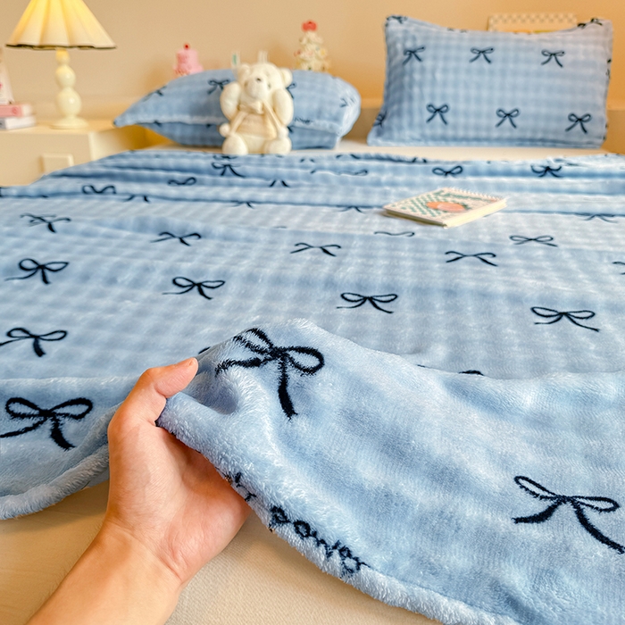 91家纺网 家纺一手货源 找家纺 绣女坊 2025新款A类高克重牛奶绒泡泡绒印花床单单件冬季保暖毛绒毯子绒床单三件套 蝴蝶结-兰