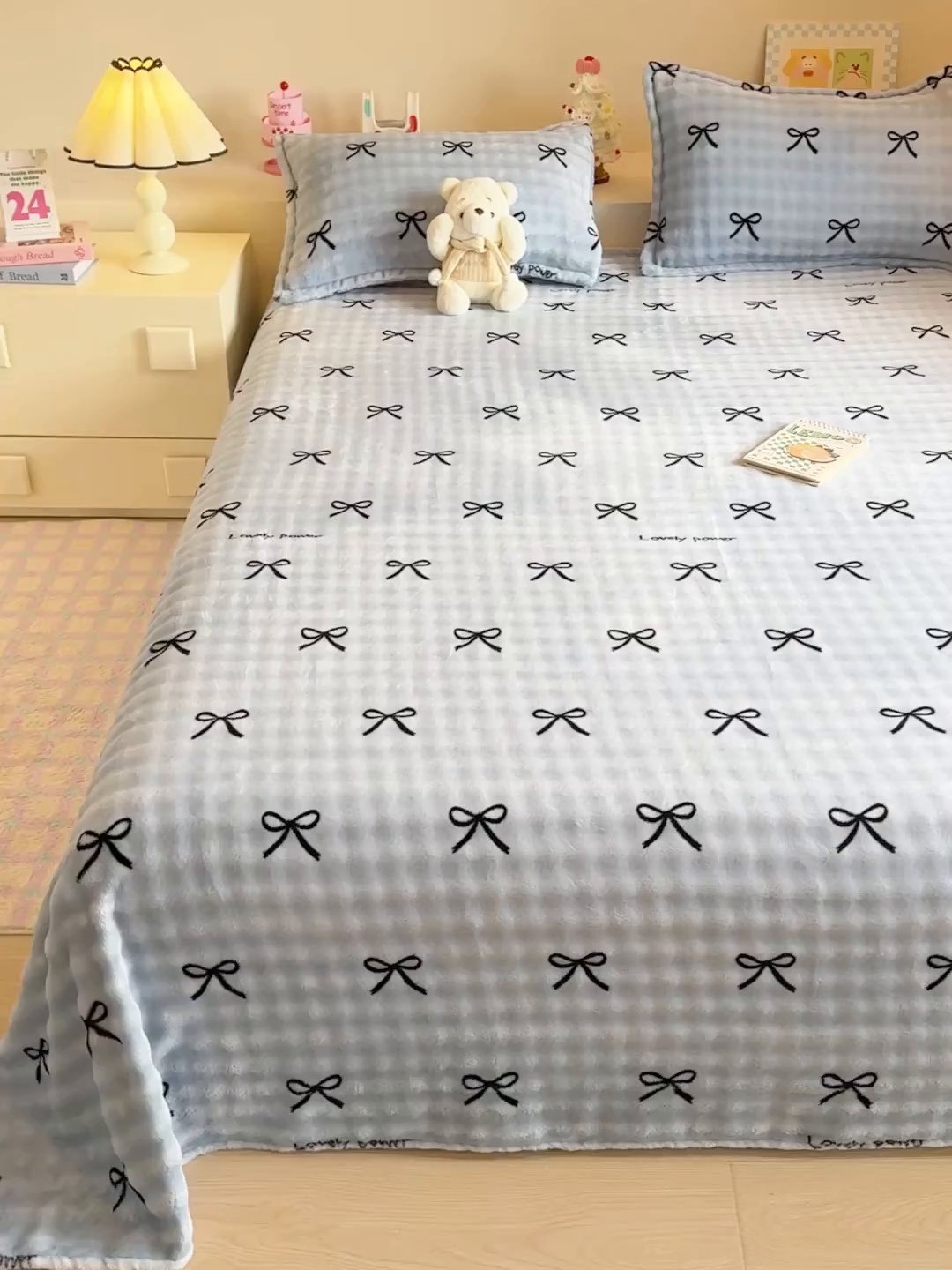 91家纺网 家纺一手货源 找家纺 绣女坊 2025新款A类高克重牛奶绒泡泡绒印花床单单件冬季保暖毛绒毯子绒床单三件套 蝴蝶结-兰