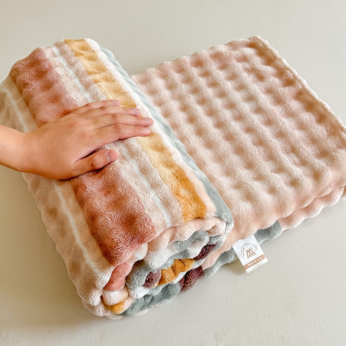 91家纺网 家纺一手货源 找家纺 绣女坊 2025新款A类高克重牛奶绒泡泡绒印花床单单件冬季保暖毛绒毯子绒床单三件套 简单条格