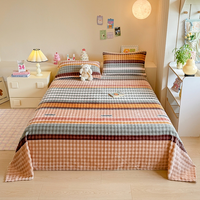 91家纺网 家纺一手货源 找家纺 绣女坊 2025新款A类高克重牛奶绒泡泡绒印花床单单件冬季保暖毛绒毯子绒床单三件套 简单条格