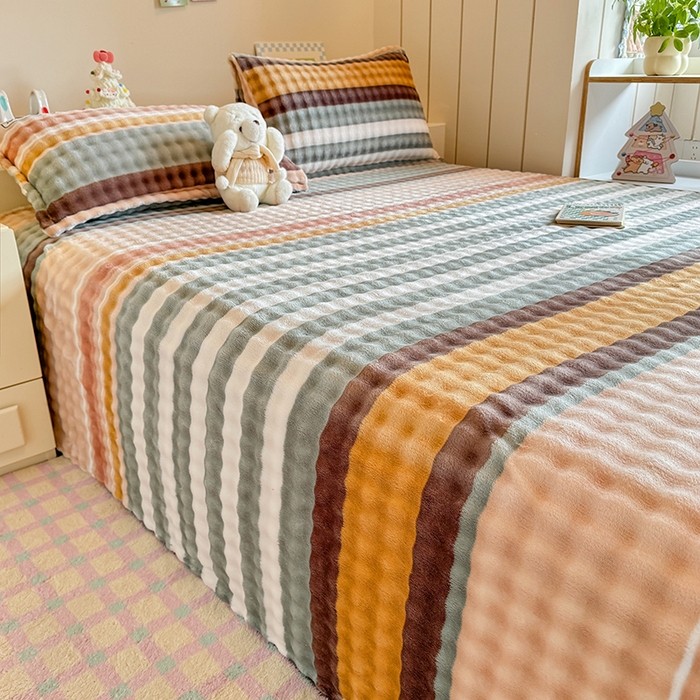 91家纺网 家纺一手货源 找家纺 绣女坊 2025新款A类高克重牛奶绒泡泡绒印花床单单件冬季保暖毛绒毯子绒床单三件套 简单条格