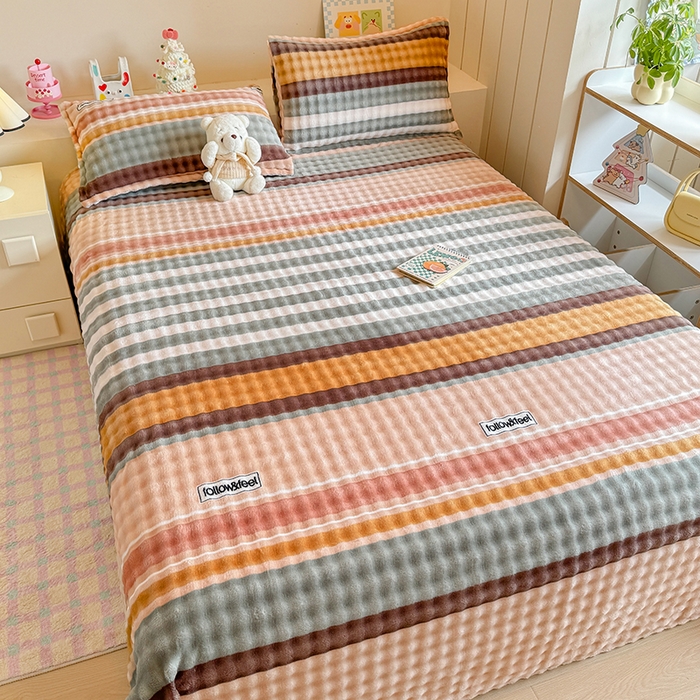 91家纺网 家纺一手货源 找家纺 绣女坊 2025新款A类高克重牛奶绒泡泡绒印花床单单件冬季保暖毛绒毯子绒床单三件套 简单条格