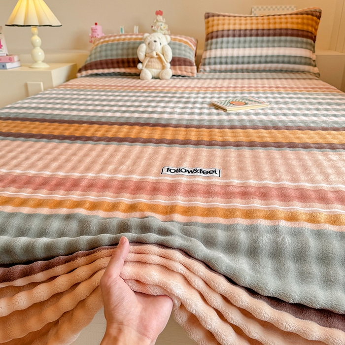 91家纺网 家纺一手货源 找家纺 绣女坊 2025新款A类高克重牛奶绒泡泡绒印花床单单件冬季保暖毛绒毯子绒床单三件套 简单条格