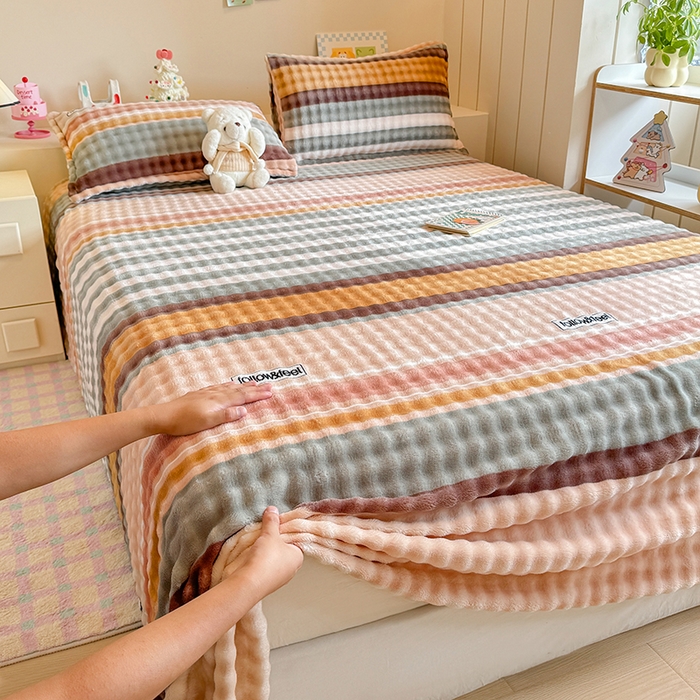 91家纺网 家纺一手货源 找家纺 绣女坊 2025新款A类高克重牛奶绒泡泡绒印花床单单件冬季保暖毛绒毯子绒床单三件套 简单条格