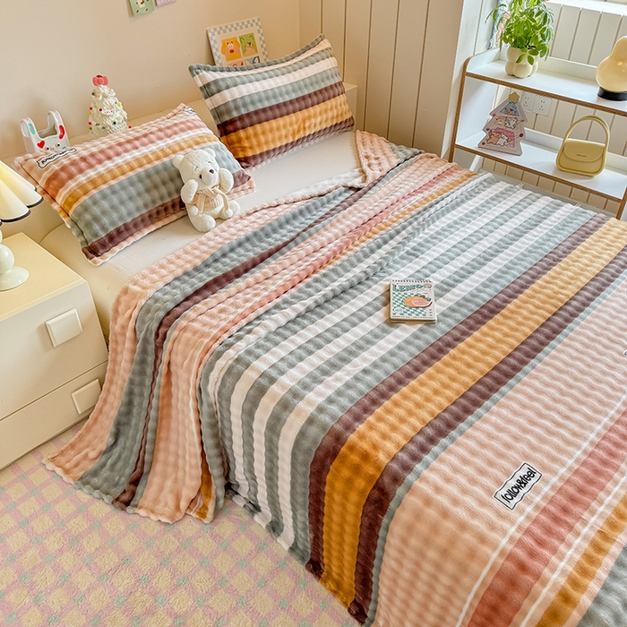 91家纺网 家纺一手货源 找家纺 绣女坊 2025新款A类高克重牛奶绒泡泡绒印花床单单件冬季保暖毛绒毯子绒床单三件套 简单条格