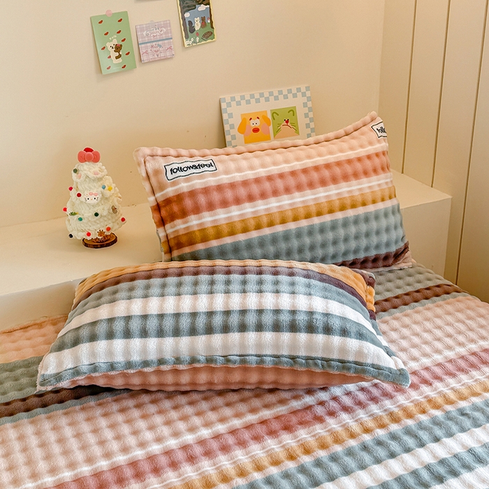 91家纺网 家纺一手货源 找家纺 绣女坊 2025新款A类高克重牛奶绒泡泡绒印花床单单件冬季保暖毛绒毯子绒床单三件套 简单条格