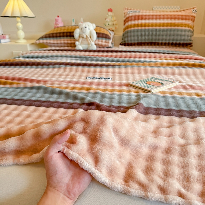 91家纺网 家纺一手货源 找家纺 绣女坊 2025新款A类高克重牛奶绒泡泡绒印花床单单件冬季保暖毛绒毯子绒床单三件套 简单条格