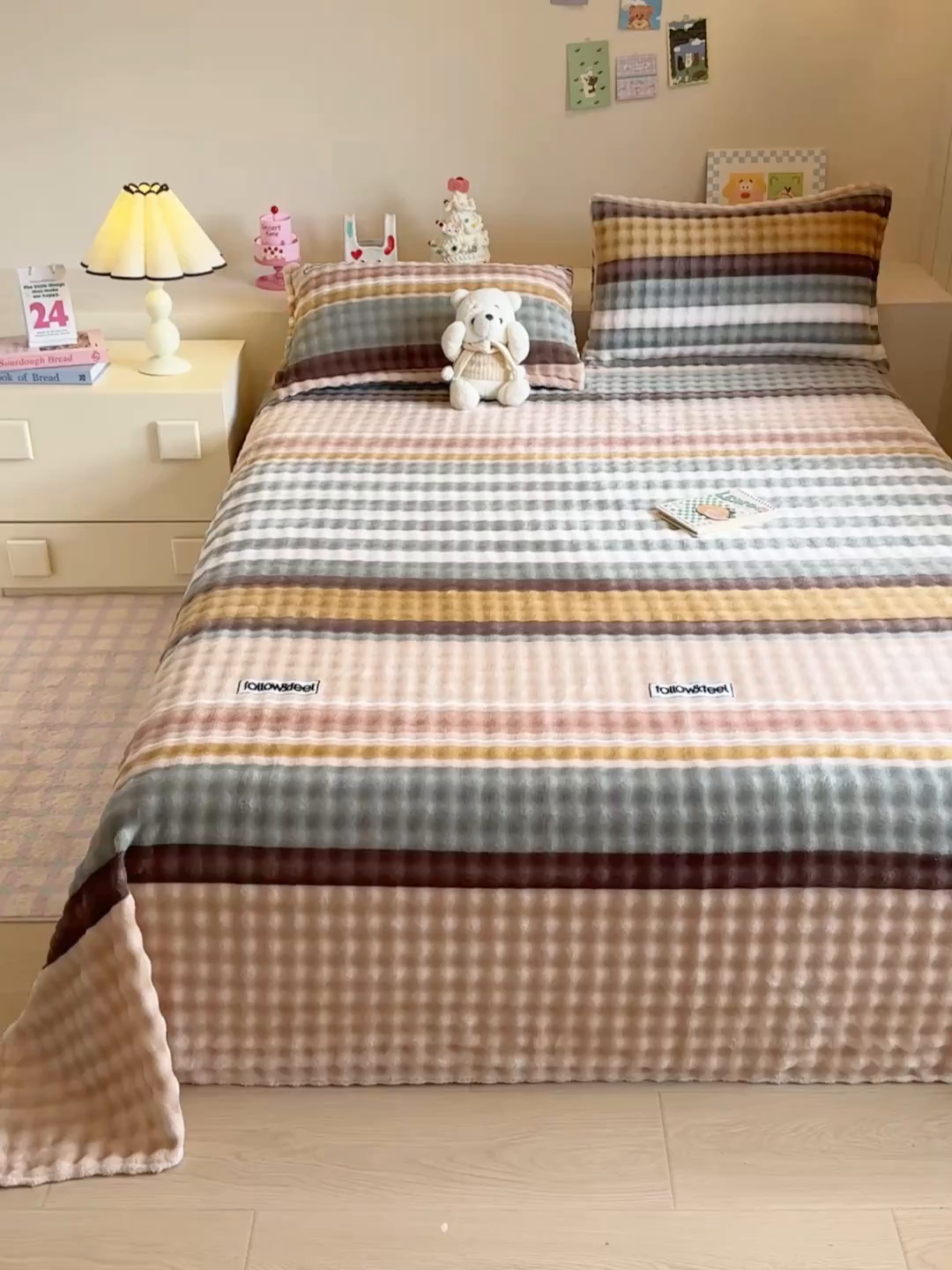 91家纺网 家纺一手货源 找家纺 绣女坊 2025新款A类高克重牛奶绒泡泡绒印花床单单件冬季保暖毛绒毯子绒床单三件套 简单条格