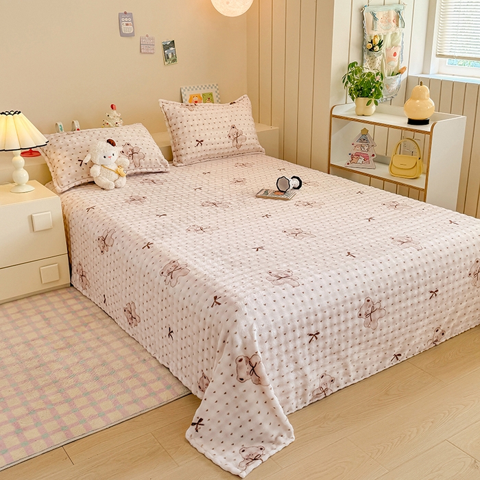 91家纺网 家纺一手货源 找家纺 绣女坊 2025新款A类高克重牛奶绒泡泡绒印花床单单件冬季保暖毛绒毯子绒床单三件套 维尼日记