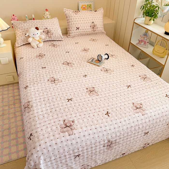 91家纺网 家纺一手货源 找家纺 绣女坊 2025新款A类高克重牛奶绒泡泡绒印花床单单件冬季保暖毛绒毯子绒床单三件套 维尼日记