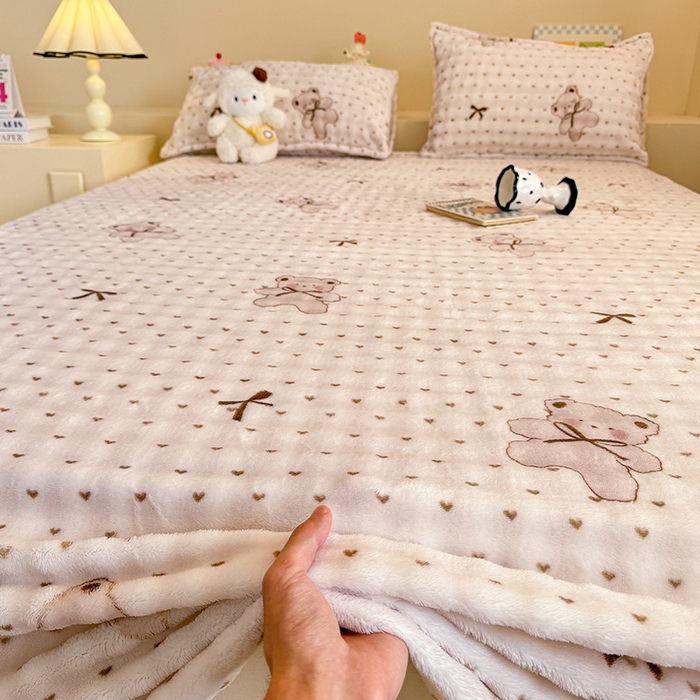 91家纺网 家纺一手货源 找家纺 绣女坊 2025新款A类高克重牛奶绒泡泡绒印花床单单件冬季保暖毛绒毯子绒床单三件套 维尼日记