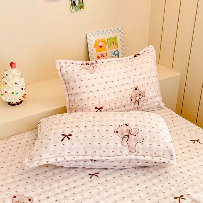 91家纺网 家纺一手货源 找家纺 绣女坊 2025新款A类高克重牛奶绒泡泡绒印花床单单件冬季保暖毛绒毯子绒床单三件套 维尼日记