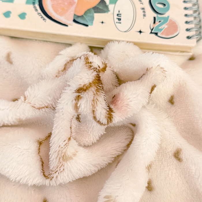 91家纺网 家纺一手货源 找家纺 绣女坊 2025新款A类高克重牛奶绒泡泡绒印花床单单件冬季保暖毛绒毯子绒床单三件套 维尼日记