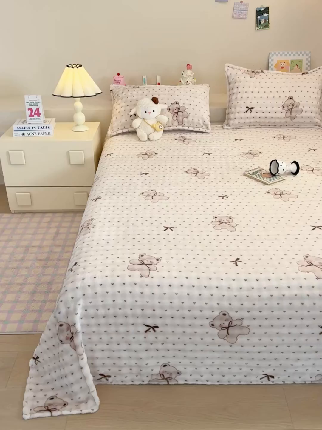 91家纺网 家纺一手货源 找家纺 绣女坊 2025新款A类高克重牛奶绒泡泡绒印花床单单件冬季保暖毛绒毯子绒床单三件套 维尼日记