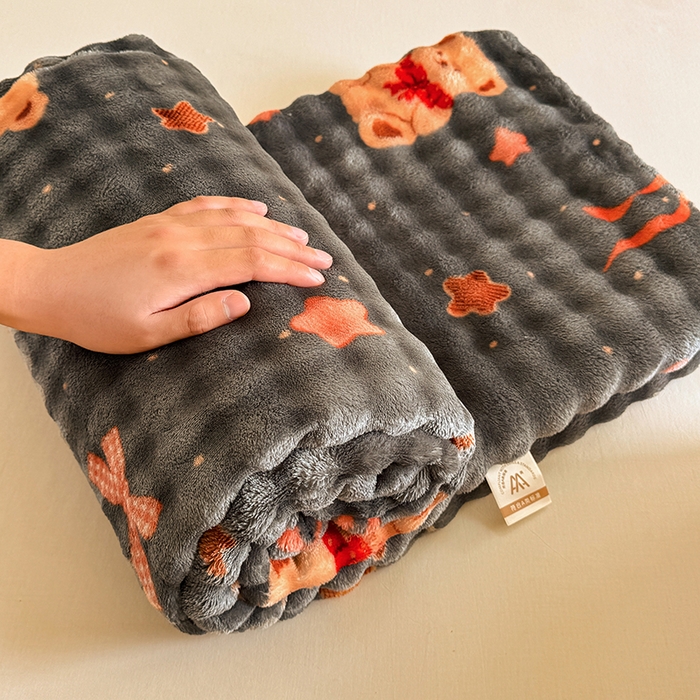 91家纺网 家纺一手货源 找家纺 绣女坊 2025新款A类高克重牛奶绒泡泡绒印花床单单件冬季保暖毛绒毯子绒床单三件套 星星小熊