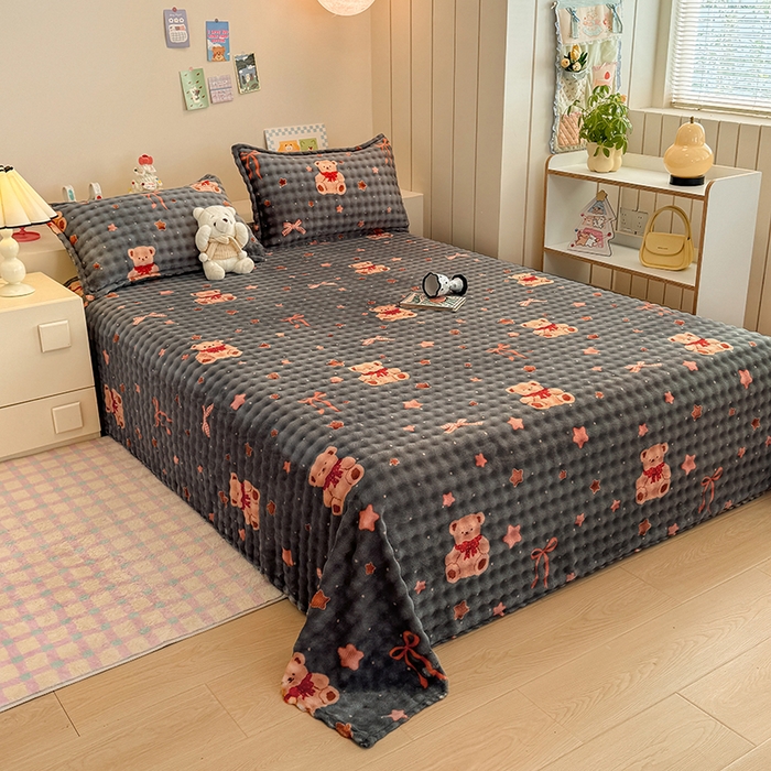 91家纺网 家纺一手货源 找家纺 绣女坊 2025新款A类高克重牛奶绒泡泡绒印花床单单件冬季保暖毛绒毯子绒床单三件套 星星小熊