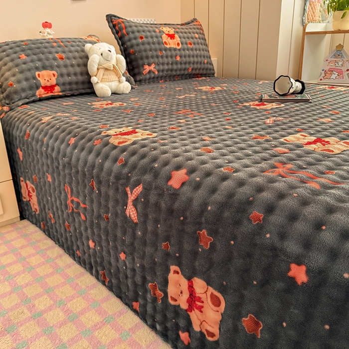 91家纺网 家纺一手货源 找家纺 绣女坊 2025新款A类高克重牛奶绒泡泡绒印花床单单件冬季保暖毛绒毯子绒床单三件套 星星小熊