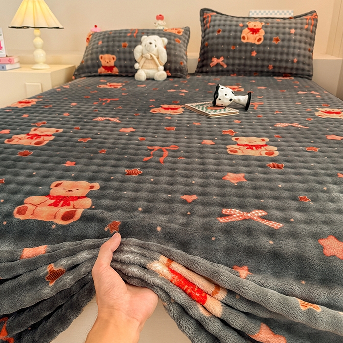 91家纺网 家纺一手货源 找家纺 绣女坊 2025新款A类高克重牛奶绒泡泡绒印花床单单件冬季保暖毛绒毯子绒床单三件套 星星小熊