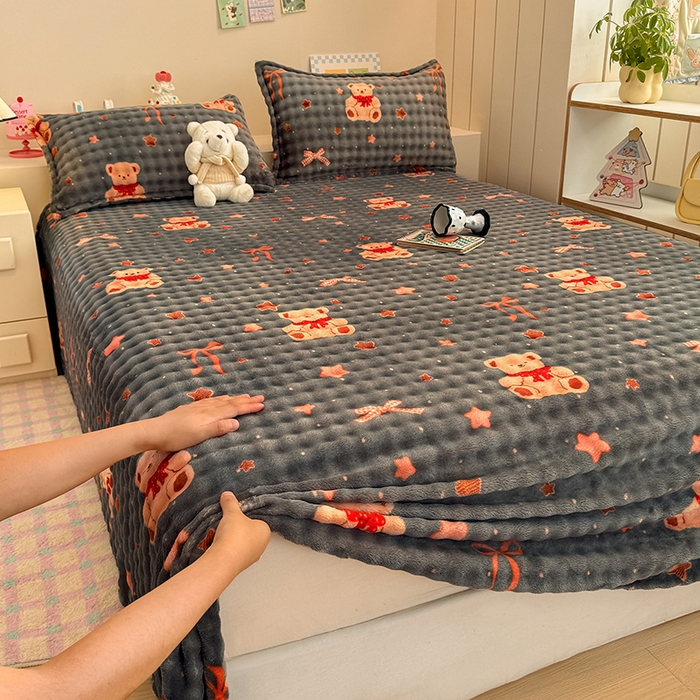 91家纺网 家纺一手货源 找家纺 绣女坊 2025新款A类高克重牛奶绒泡泡绒印花床单单件冬季保暖毛绒毯子绒床单三件套 星星小熊