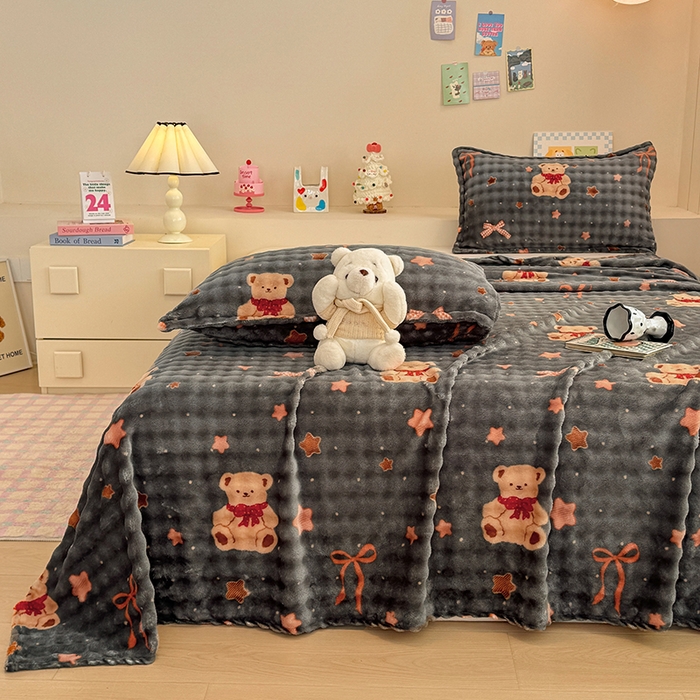 91家纺网 家纺一手货源 找家纺 绣女坊 2025新款A类高克重牛奶绒泡泡绒印花床单单件冬季保暖毛绒毯子绒床单三件套 星星小熊