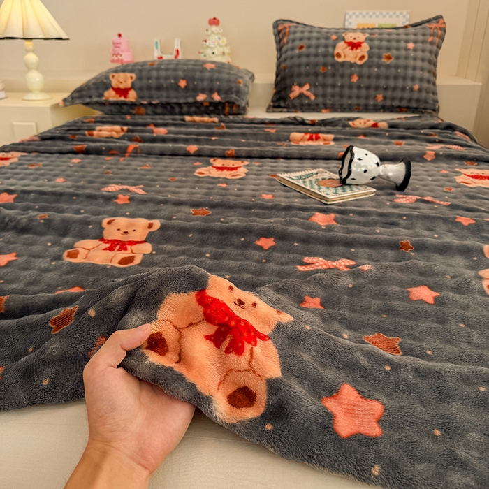 91家纺网 家纺一手货源 找家纺 绣女坊 2025新款A类高克重牛奶绒泡泡绒印花床单单件冬季保暖毛绒毯子绒床单三件套 星星小熊