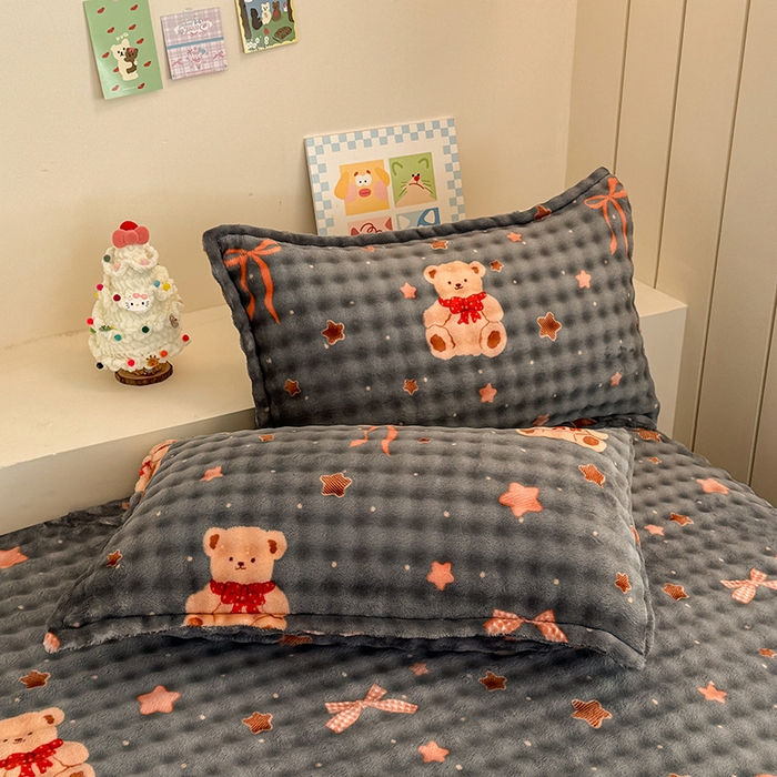 91家纺网 家纺一手货源 找家纺 绣女坊 2025新款A类高克重牛奶绒泡泡绒印花床单单件冬季保暖毛绒毯子绒床单三件套 星星小熊