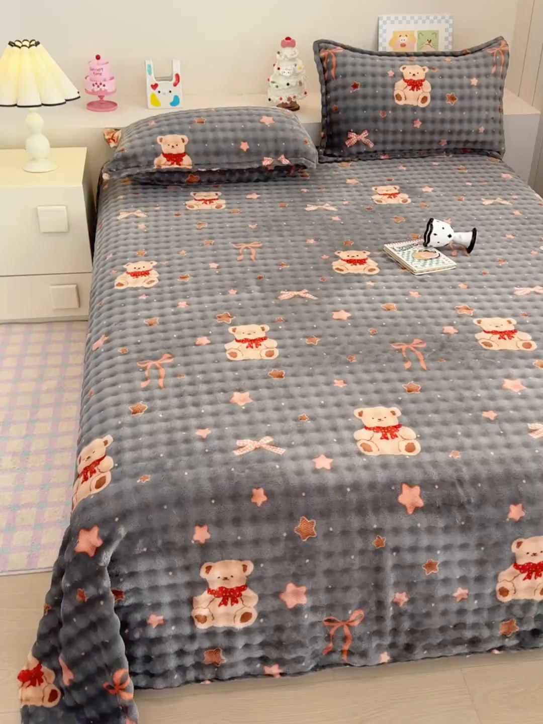 91家纺网 家纺一手货源 找家纺 绣女坊 2025新款A类高克重牛奶绒泡泡绒印花床单单件冬季保暖毛绒毯子绒床单三件套 星星小熊