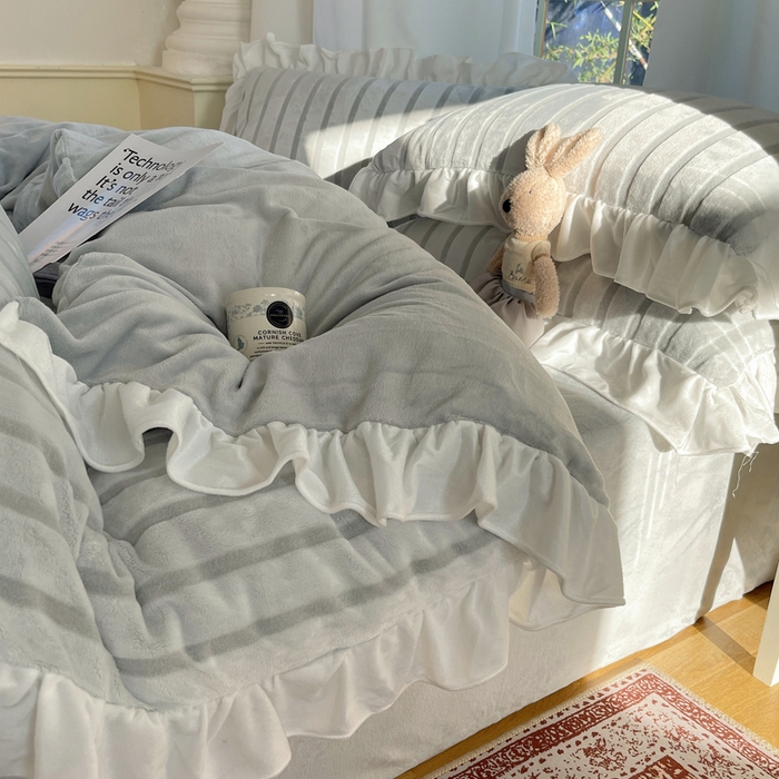 91家纺网 家纺一手货源 找家纺 三朵家纺 2025新款3D立体加厚雕花绒牛奶绒花边款四件套 花边宽条-灰色