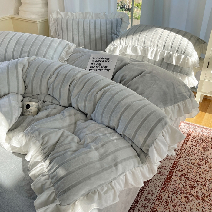 91家纺网 家纺一手货源 找家纺 三朵家纺 2025新款3D立体加厚雕花绒牛奶绒花边款四件套 花边宽条-灰色