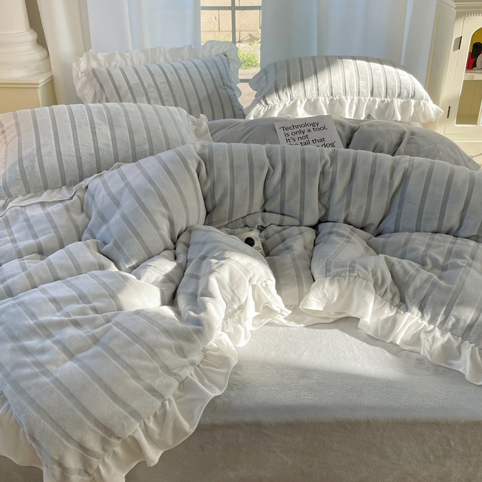 91家纺网 家纺一手货源 找家纺 三朵家纺 2025新款3D立体加厚雕花绒牛奶绒花边款四件套 花边宽条-灰色