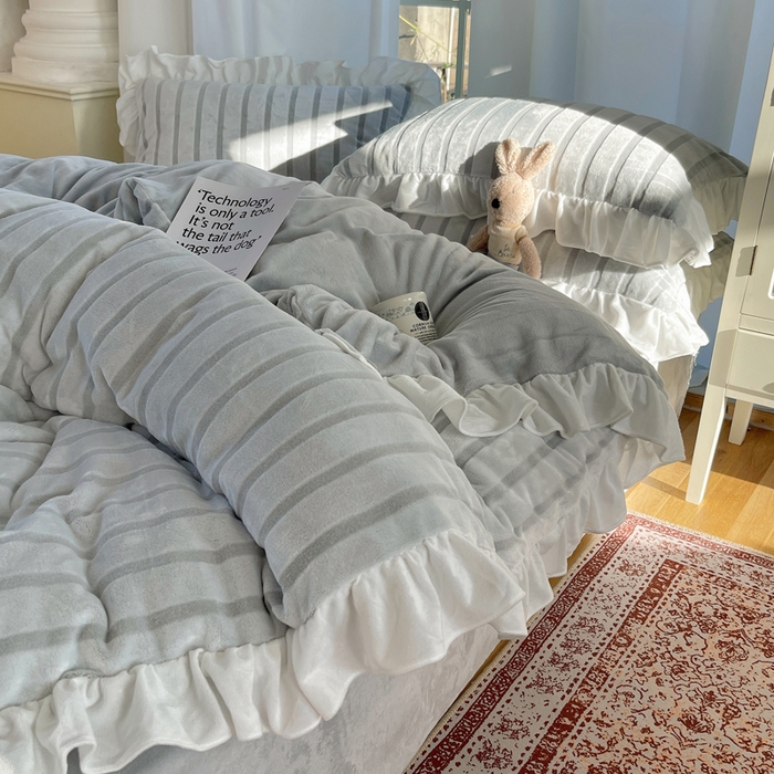 91家纺网 家纺一手货源 找家纺 （总）三朵家纺 2025新款3D立体加厚雕花绒牛奶绒花边款四件套