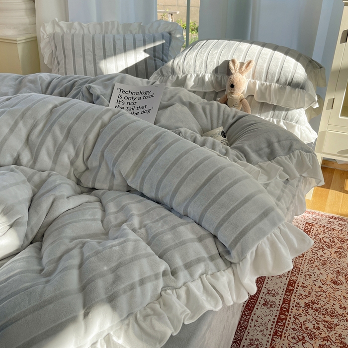 91家纺网 家纺一手货源 找家纺 （总）三朵家纺 2025新款3D立体加厚雕花绒牛奶绒花边款四件套