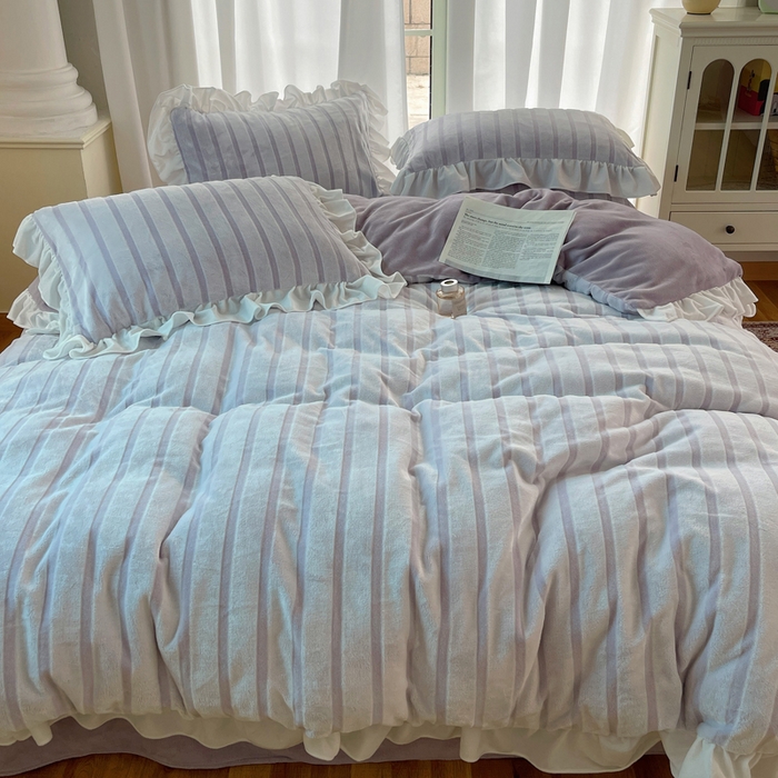 91家纺网 家纺一手货源 找家纺 三朵家纺 2025新款3D立体加厚雕花绒牛奶绒花边款四件套 花边宽条-紫