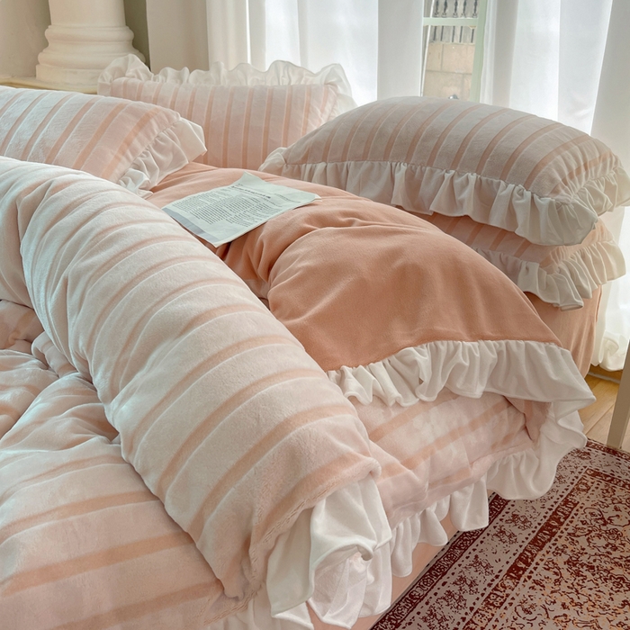 91家纺网 家纺一手货源 找家纺 （总）三朵家纺 2025新款3D立体加厚雕花绒牛奶绒花边款四件套