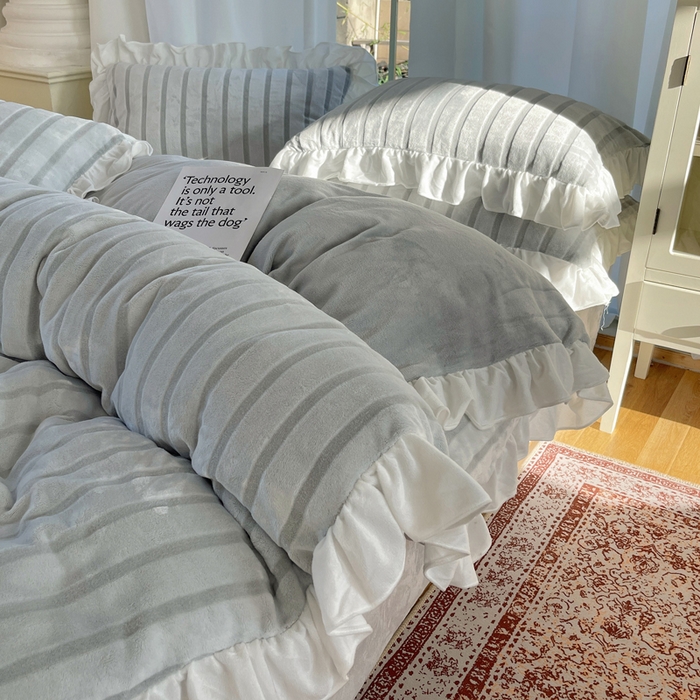 91家纺网 家纺一手货源 找家纺 三朵家纺 2025新款3D立体加厚雕花绒牛奶绒花边款四件套 花边宽条-灰色