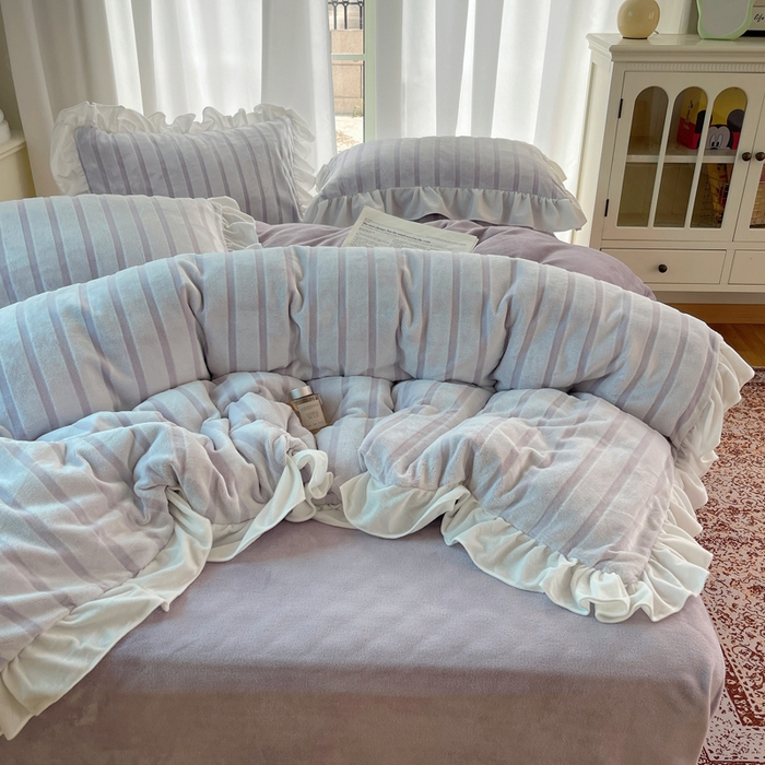 91家纺网 家纺一手货源 找家纺 三朵家纺 2025新款3D立体加厚雕花绒牛奶绒花边款四件套 花边宽条-紫